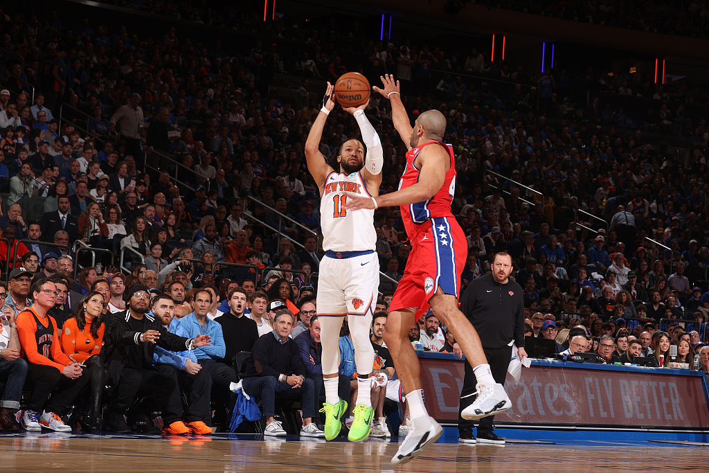 Jalen Brunson (#11) of the New York Knicks shoots in Game 1 of the NBA Eastern Conference first-round playoffs against the Philadelphia 76ers at Madison Square Garden in New York City, April 20, 2024. /CFP