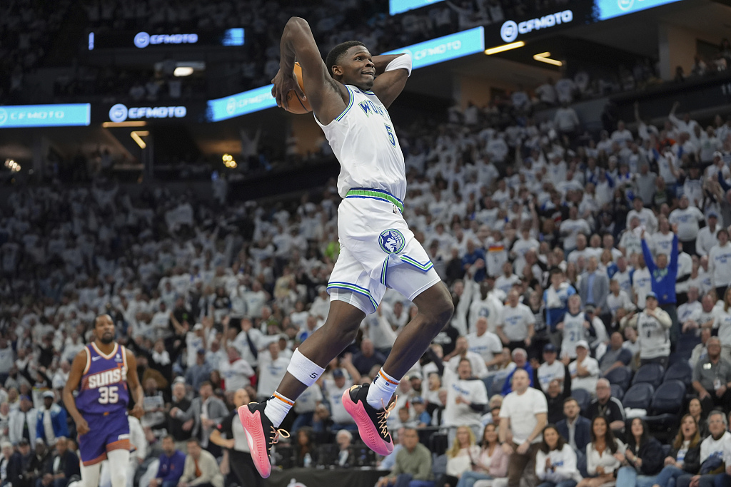 Anthony Edwards (C) of the Minnesota Timberwolves dunks in Game 1 of the NBA Western Conference first-round playoffs against the Phoenix Suns at the Target Center in Minneapolis, Minnesota, April 20, 2024. /CFP