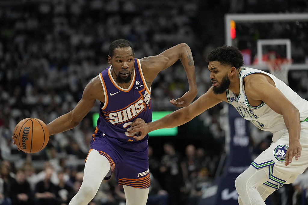 Kevin Durant (L) of the Phoenix Suns penetrates in Game 1 of the NBA Western Conference first-round playoffs against the Minnesota Timberwolves at the Target Center in Minneapolis, Minnesota, April 20, 2024. /CFP