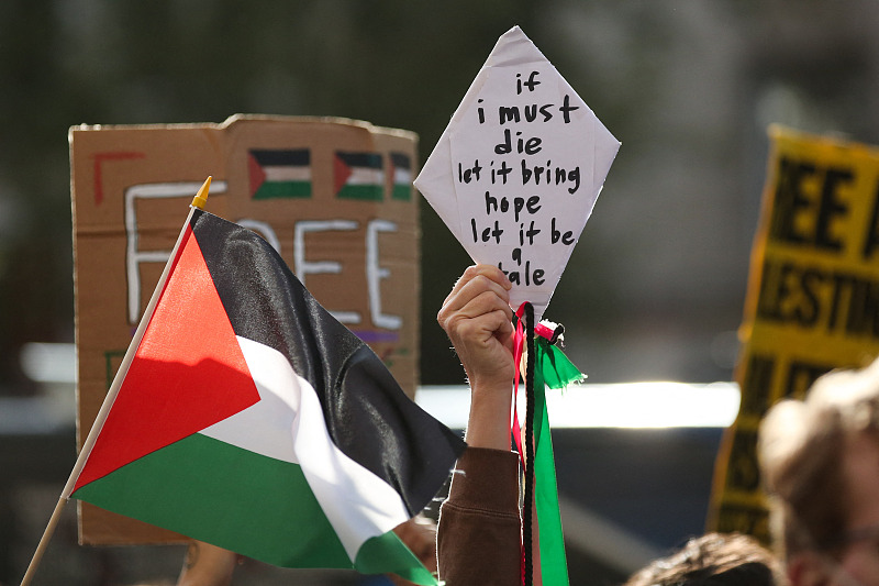 Pro-Palestinian activists protest outside Columbia University in New York City, U.S., April 20, 2024. /CFP
