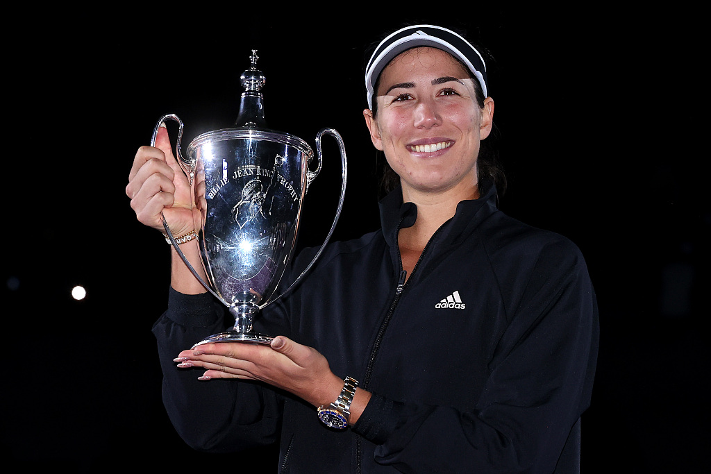 Garbine Muguruza of Spain poses with the trophy after defeating Anett Kontaveit of Estonia 6-3 and 7-5 in the Women's Tennis Association (WTA) Finals singles title match at Centro Panamericano de Tenis in Guadalajara, Mexico, November 17, 2021. /CFP