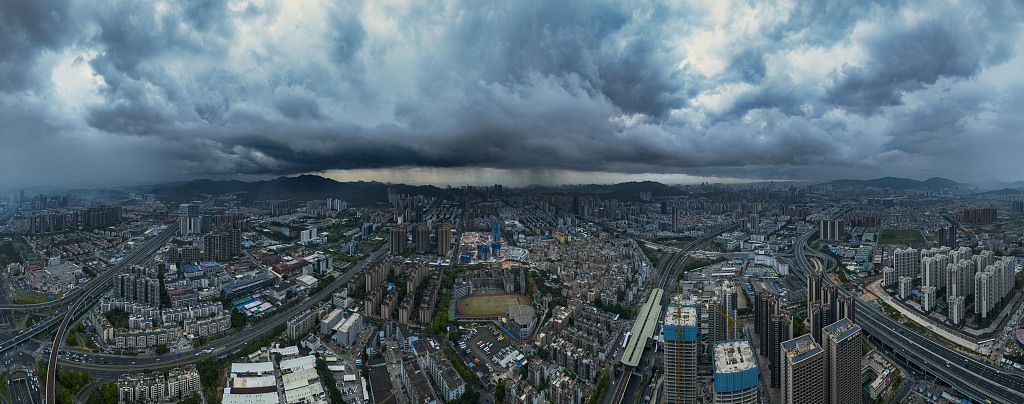 The view before a thunderstorm hit Zhuhai City, Guangdong Province, south China, April 18, 2024. /CFP