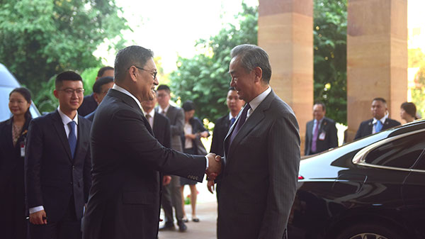 Chinese Foreign Minister Wang Yi (R) meets with Cambodian Deputy Prime Minister and Foreign Minister Sok Chenda Sophea in Phnom Penh, the capital of Cambodia, April 21, 2024. /Chinese Foreign Ministry