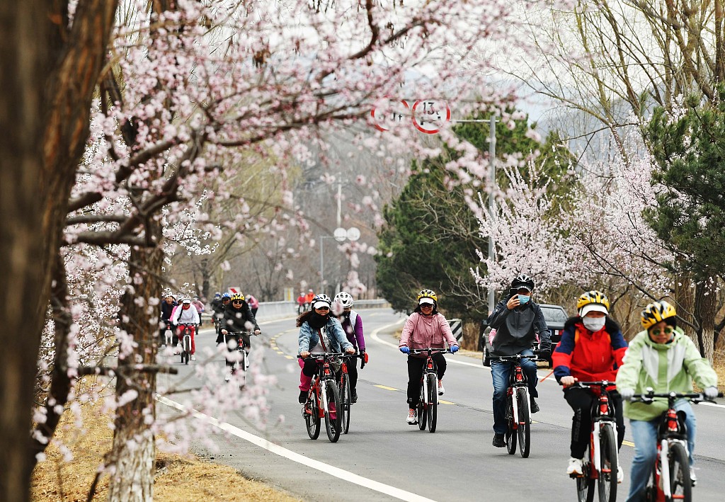 People enjoying springtime riding in Yanqing District, Beijing, China, April 1. /CFP
