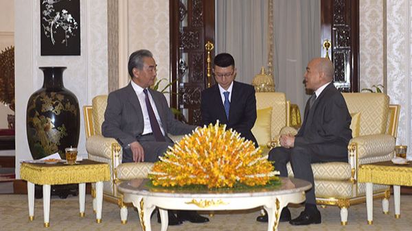 Cambodian King Norodom Sihamoni (R) meets with Chinese Foreign Minister Wang Yi in Phnom Penh, the capital of Cambodia, April 21, 2024. /Chinese Foreign Ministry