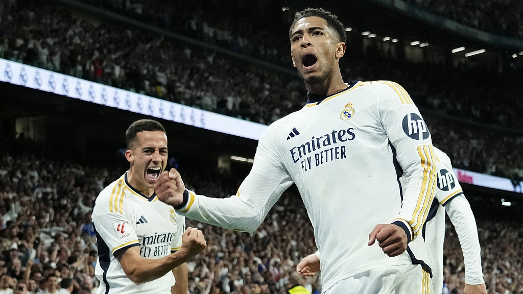 Real Madrid's Jude Bellingham (R) celebrates with teammates after scoring his side's winning goal during their clash with Barcelona at the Santiago Bernabeu stadium in Madrid, Spain, April 21, 2024. /CFP