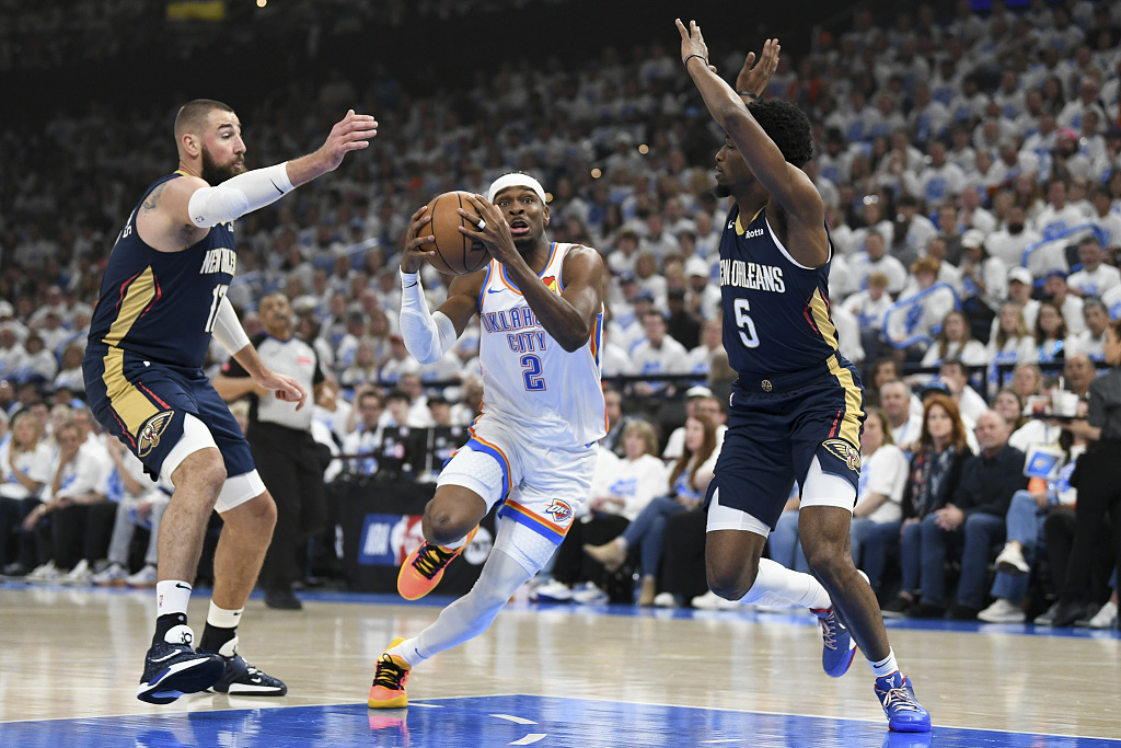 Shai Gilgeous-Alexander (C) of the Oklahoma City Thunder penetrates in Game 1 of the NBA Western Conference first-round playoffs against the New Orleans Pelicans at Paycom Center in Oklahoma City, Oklahoma, April 21, 2024. /CFP