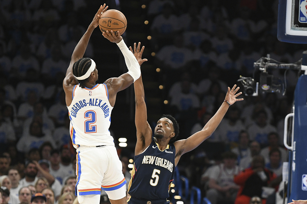 Shai Gilgeous-Alexander (#2) of the Oklahoma City Thunder shoots in Game 1 of the NBA Western Conference first-round playoffs against the New Orleans Pelicans at Paycom Center in Oklahoma City, Oklahoma, April 21, 2024. /CFP