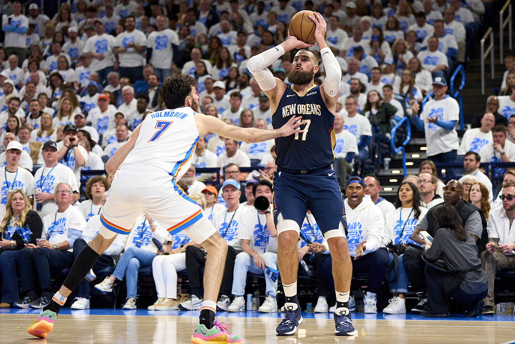 Jonas Valanciunas (R) of the New Orleans Pelicans shoots in Game 1 of the NBA Western Conference first-round playoffs against the Oklahoma City Thunder at Paycom Center in Oklahoma City, Oklahoma, April 21, 2024. /CFP