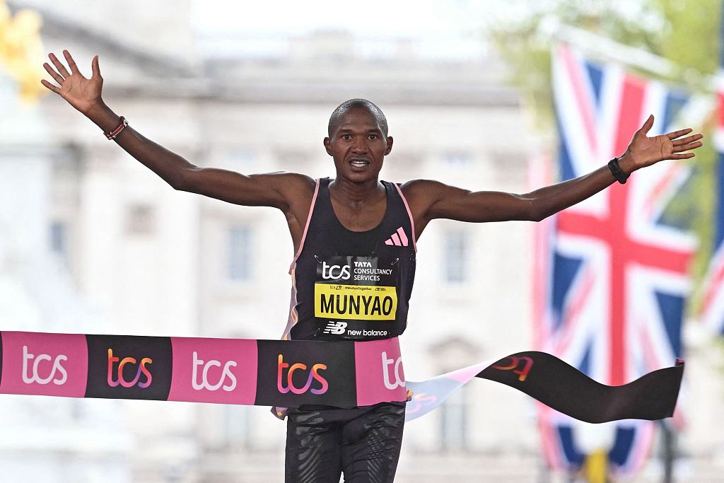 Alexander Mutiso Munyao of Kenya wins the men's event at the London Marathon in London, Britain, April 21, 2024. /CFP