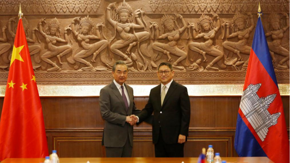 2024年4月21日，中共中央政治局委员、外交部长王毅在柬埔寨金边与柬埔寨副首相兼外长索菲亚（右）举行会谈。新华社