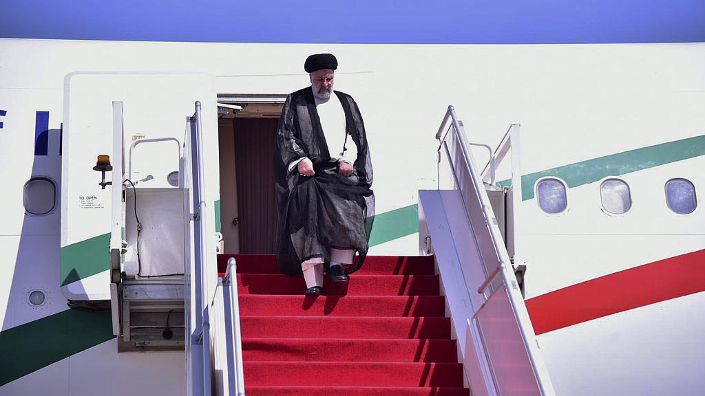 In this photo released by Pakistan's Ministry of Foreign Affairs, Iranian President Ebrahim Raisi exits the plane upon his arrival in Islamabad, Pakistan, April 22, 2024. /CFP