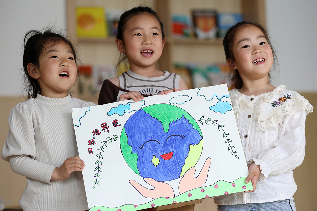 Kindergarten children drew pictures at an Earth Day event in Tancheng County, Linyi City, Shandong Province, east China, April 22, 2024. /CFP