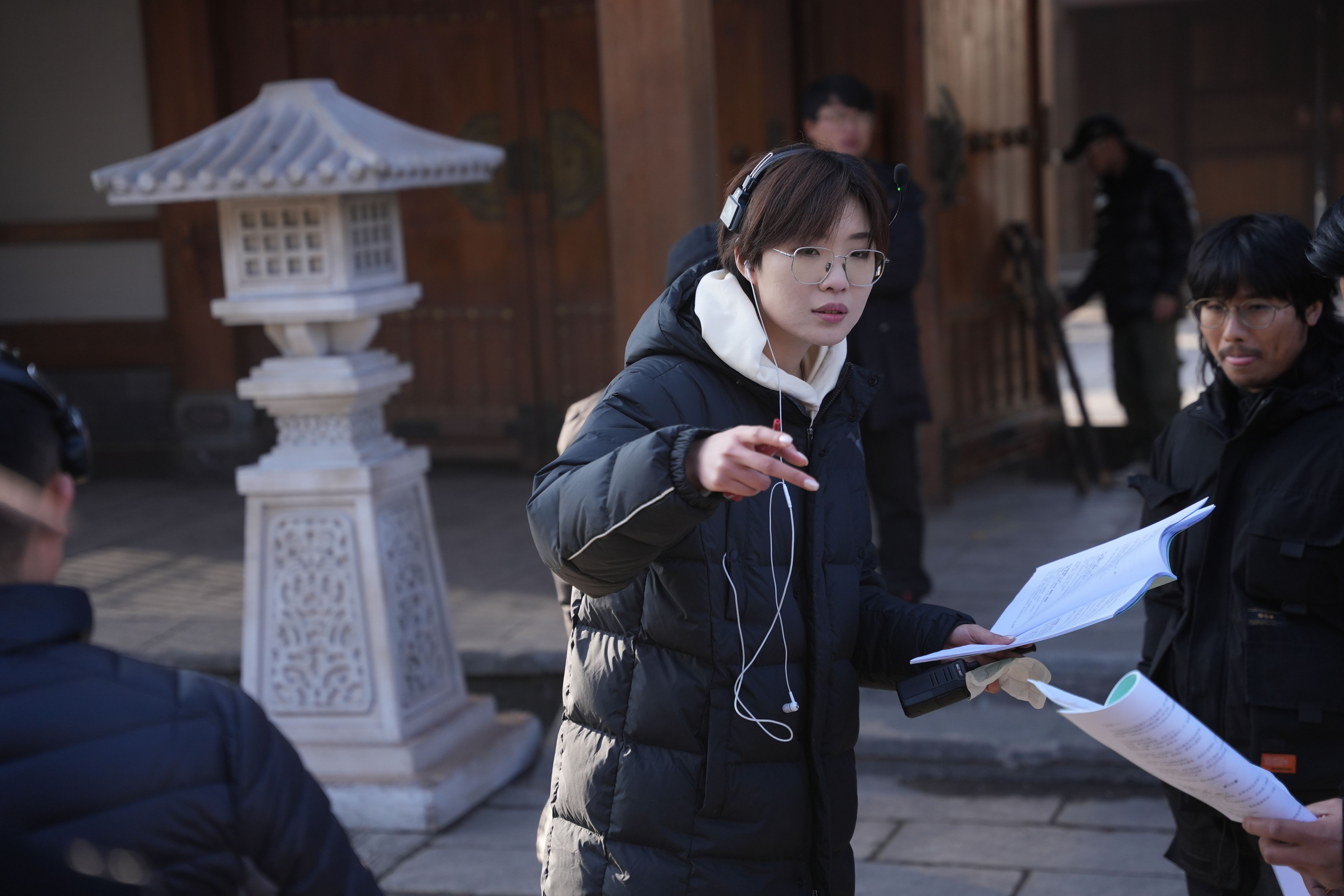 Director Zhao Siying works with her team. /Zhao Siying