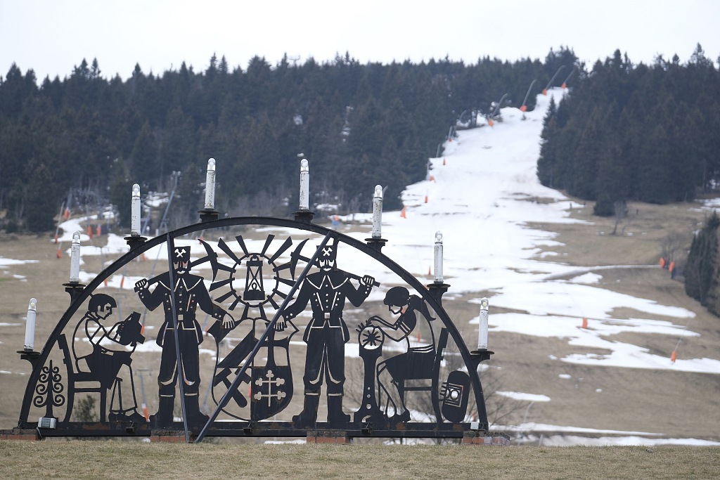 Remnants of snow lie on a slope on the Fichtelberg in Germany, February 24, 2024. Heat and rain have damaged the slopes and skiing is currently suspended. /CFP