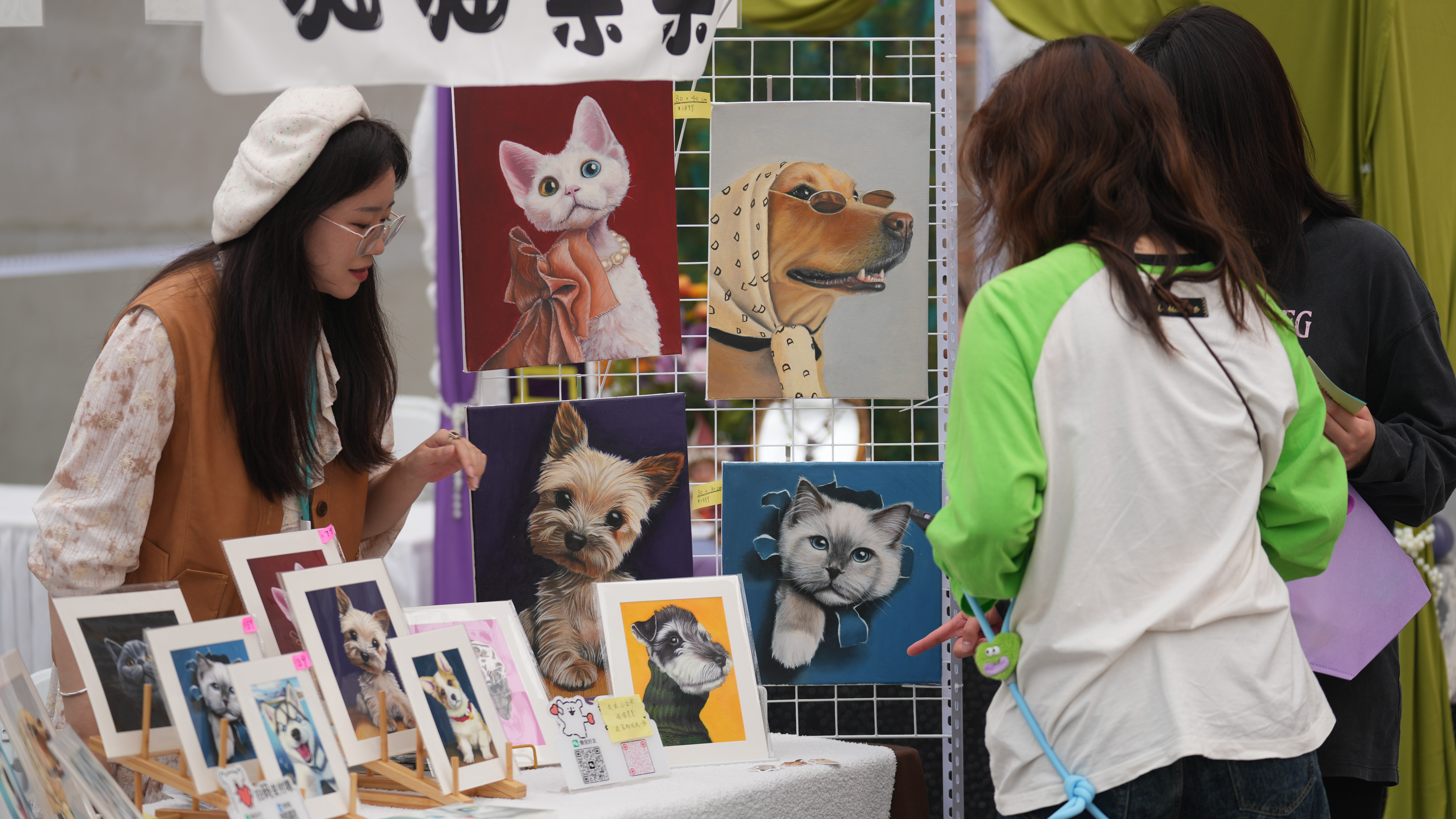 Pet photographs attract attention. /Chen Bo