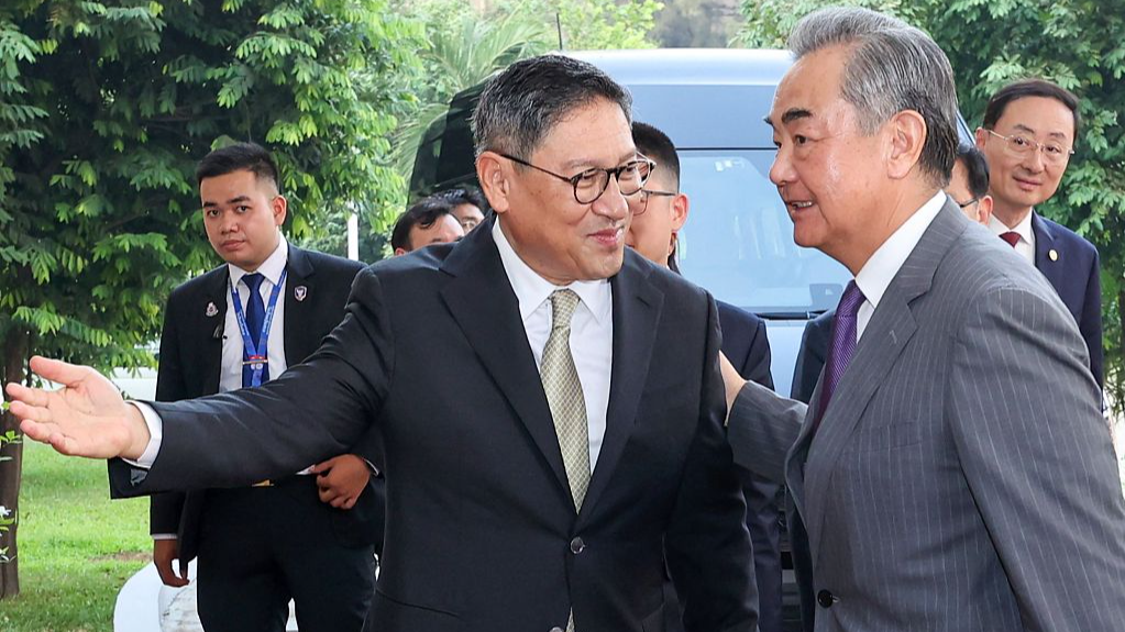 Cambodian Foreign Minister Sok Chenda Sophea (C) welcomes Chinese Foreign Minister Wang Yi (R) in Phnom Penh, April 21, 2024. /CFP