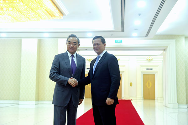 Chinese Foreign Minister Wang Yi (L) shakes hands with Cambodian Prime Minister Hun Manet in Phnom Penh, Cambodia, April 22, 2024. /Chinese Foreign Ministry