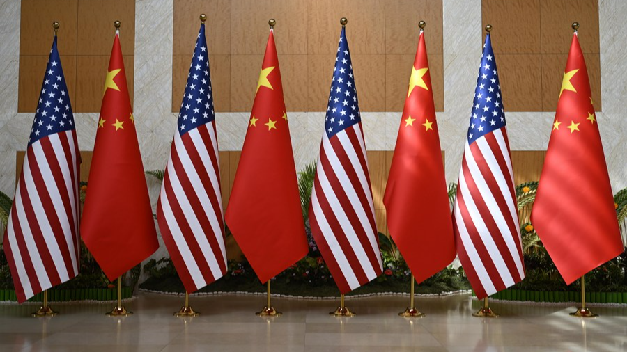 The national flags of China and the United States. /Xinhua