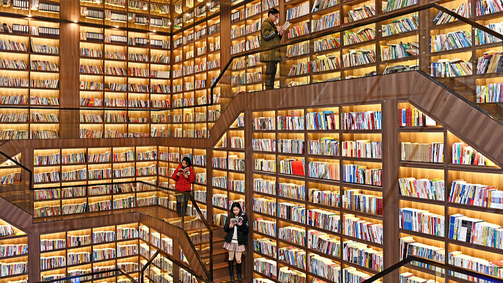 Readers at Taohuayuan Branch of Songpo Library in Shaoyang City, central China's Hunan Province. /CFP