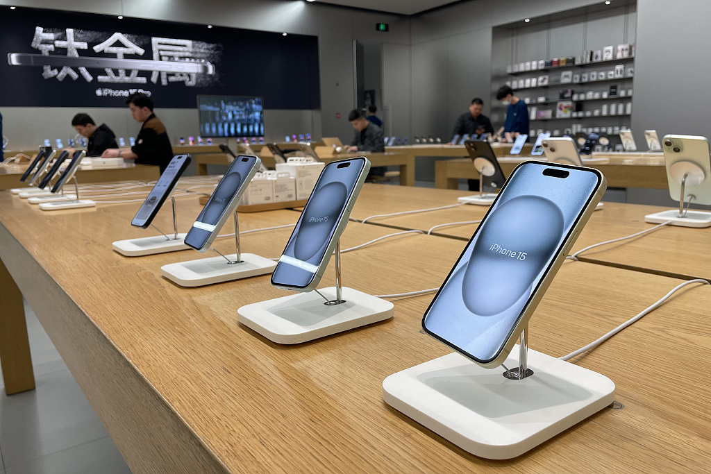 iPhone 15 smartphones are displayed at an Apple Store, Nanjing City, east China's Jiangsu Province, March 27, 2024. /CFP