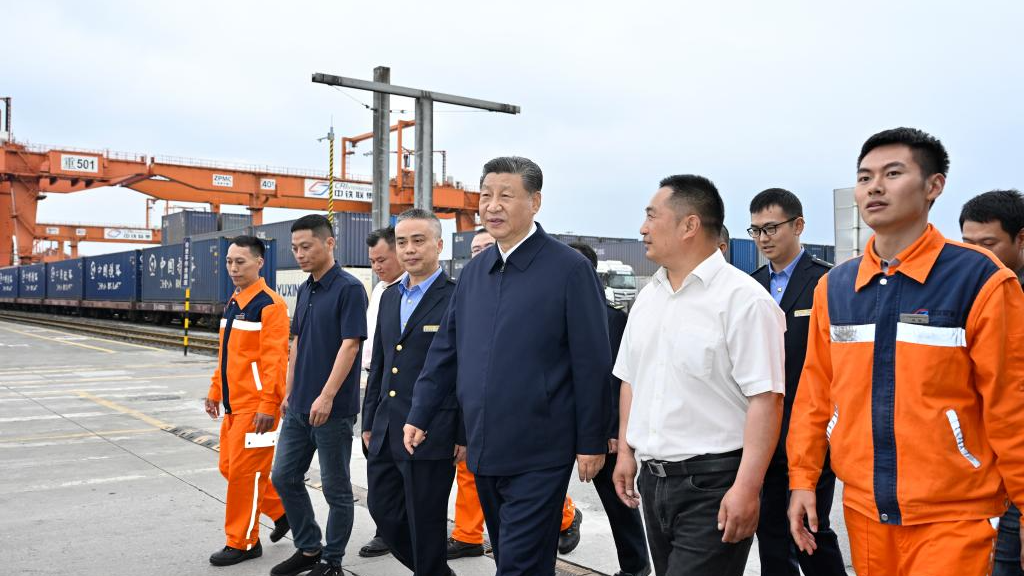 Chinese President Xi Jinping visits an international logistics hub in southwest China's Chongqing Municipality, April 22, 2024. /Xinhua