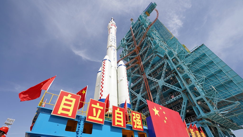 The launch tower with Shenzhou-18 manned mission. /Jiuquan Satellite Launch Center