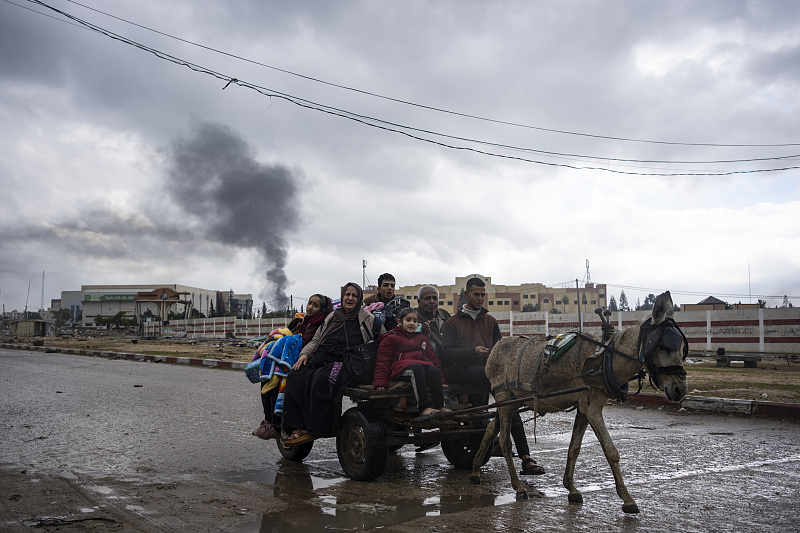 Palestinians flee from the city of Khan Younis in southern Gaza after an Israeli ground and air offensive, January 29, 2024. /CFP