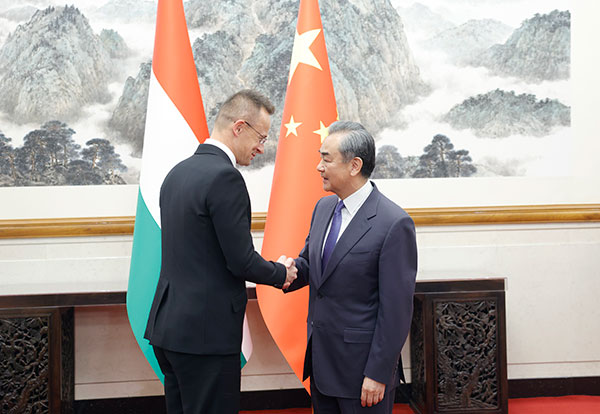 Chinese Foreign Minister Wang Yi (R) shakes hands with Hungarian Foreign Minister Peter Szijjarto in Beijing, China, April 24, 2024. /Chinese Foreign Ministry