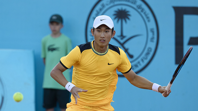 Shang Juncheng beats Corentin Moutet in Madrid Open first round in Madrid, Spain, April 24, 2024. /CFP