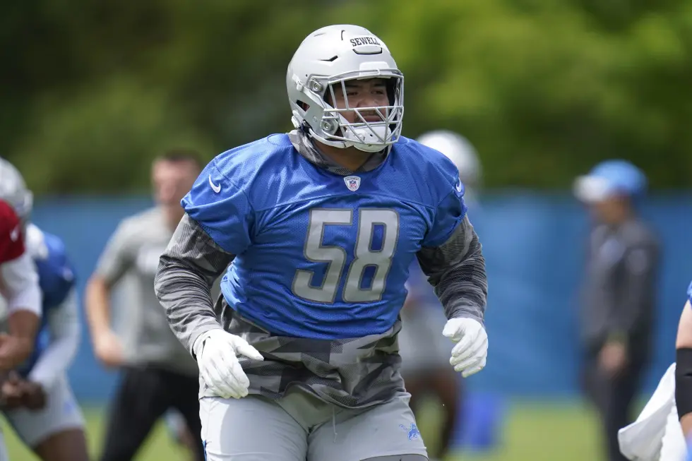 Offensive tackle Penei Sewell of the Detroit Lions runs a drill in practice in Allen Park, Michigan, June 3, 2021. /AP