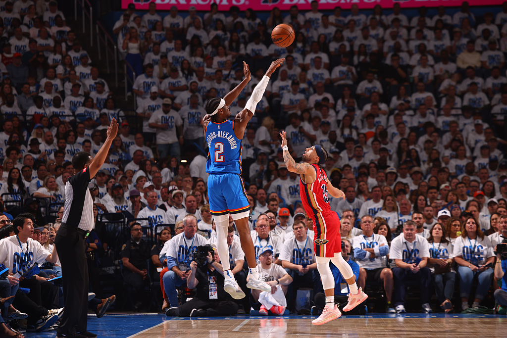 Shai Gilgeous (#2) of the Oklahoma City Thunder shoots in Game 2 of the Wester Conference first-round playoffs against the New Orleans Pelicans at Paycom Center in Oklahoma City, Oklahoma, April 24, 2024. /CFP