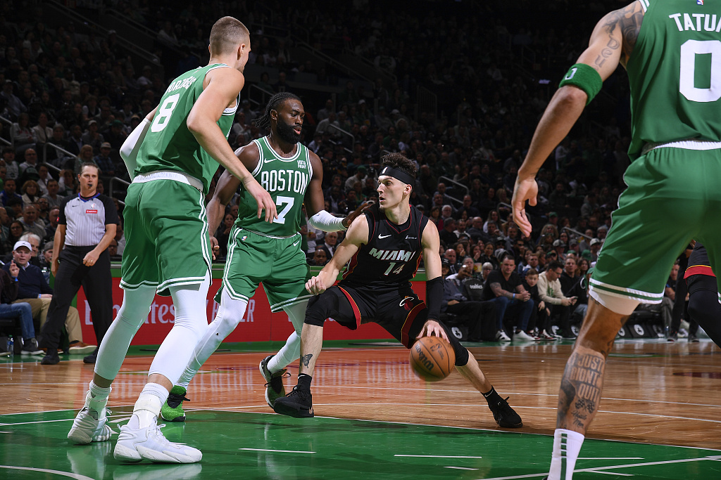 Tyler Herro (#14) of the Miami Heat penetrates in Game 2 of the NBA Eastern Conference first-round playoffs against the Boston Celtics at TD Garden in Boston, Massachusetts, April 24, 2024. /CFP