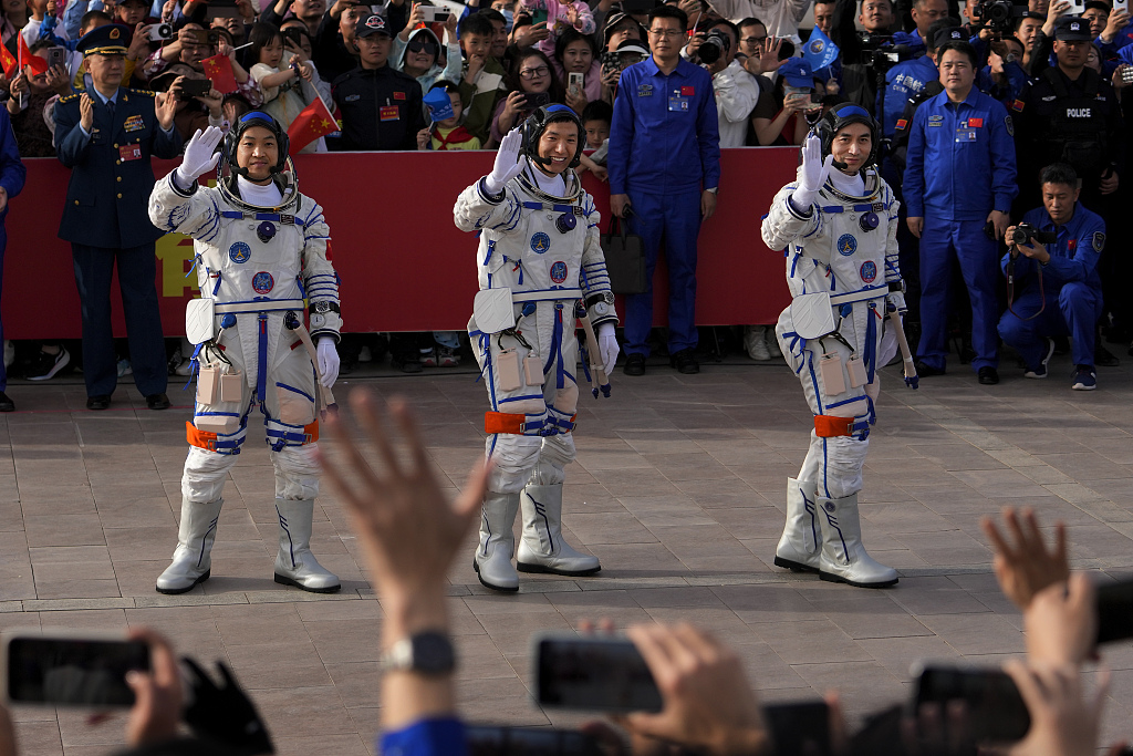 The Shenzhou-18 crew waves to the crowd at a send-off ceremony, Jiuquan Satellite Launch Center, northwest China, April 25, 2024. /CFP