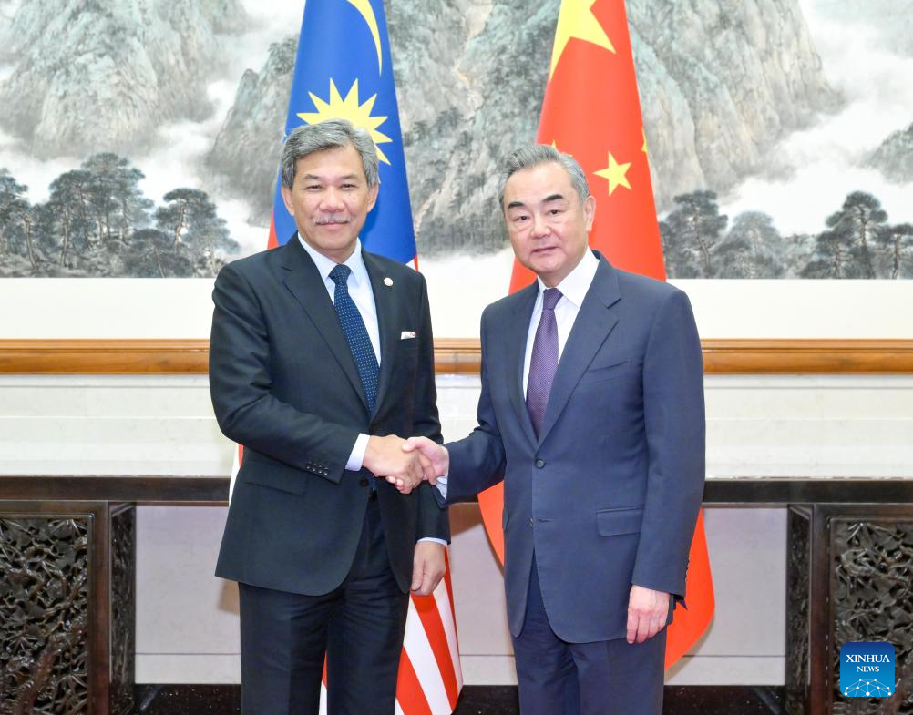 Chinese Foreign Minister Wang Yi (R) holds talks with Minister of Foreign Affairs of Malaysia Dato' Seri Utama Haji Mohamad bin Haji Hasan in Beijing, capital of China, April 25, 2024. /Xinhua