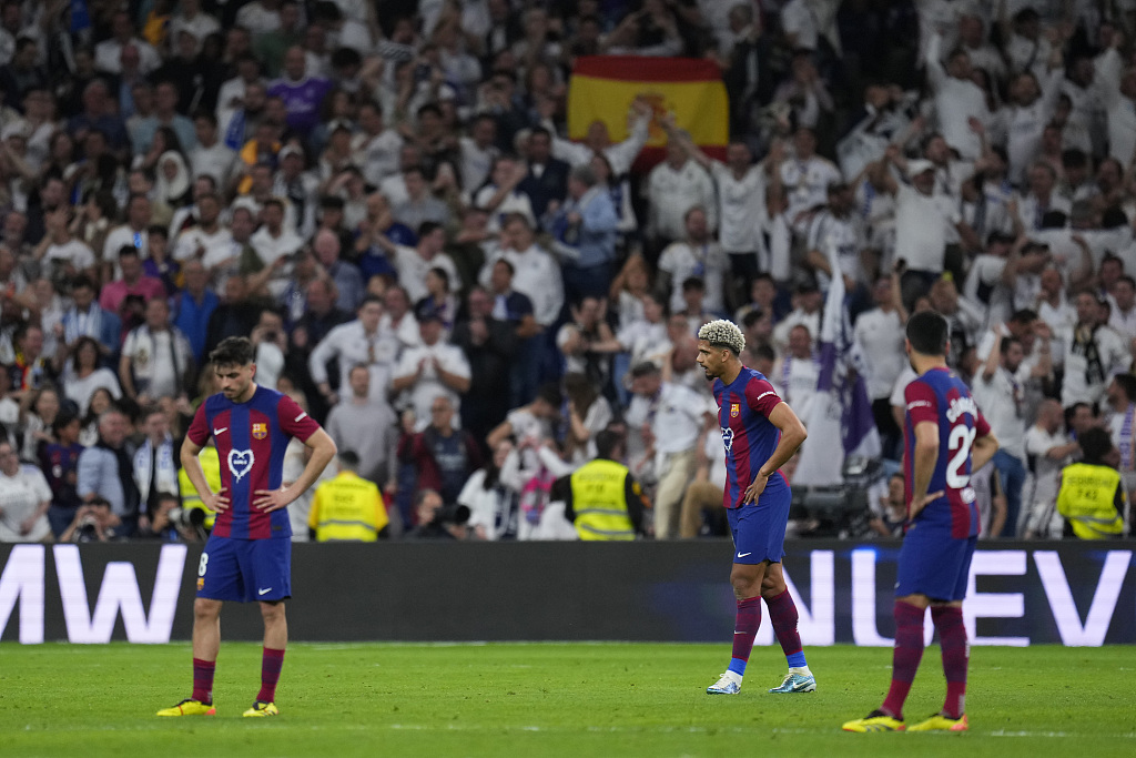 Barcelona players in frustration during their clash with Real Madrid at Estadio Santiago Bernabeu in Madrid, Spain, April 21, 2024. /CFP