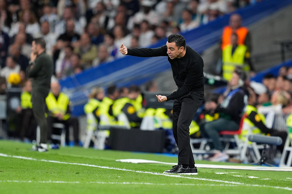 Barcelona coach Xavi Hernandez gestures during their clash with Real Madrid at Estadio Santiago Bernabeu in Madrid, Spain, April 21, 2024. /CFP