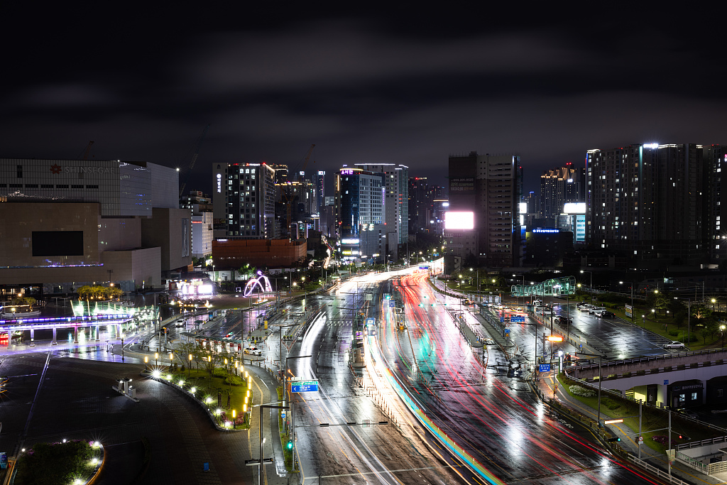 Light trails left by passing traffic at night in Daegu, South Korea, April 23, 2024. /CFP