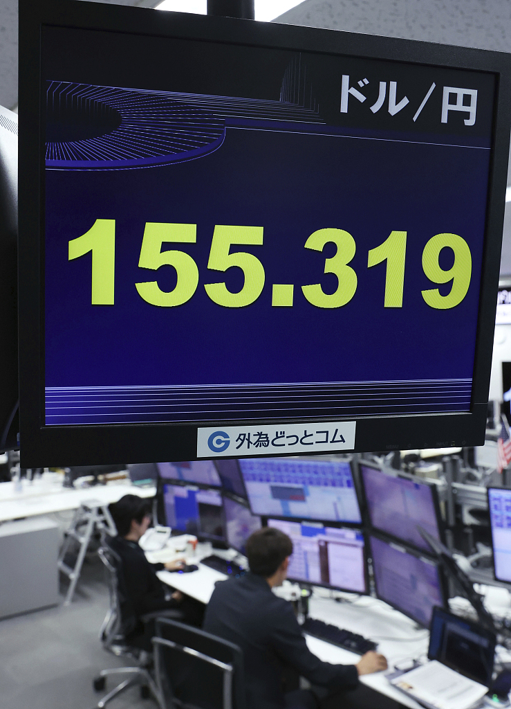 The exchange rate of the Japanese yen against the U.S. dollar is displayed in the trading room of foreign exchange broker Gaitame, Tokyo, Japan, April 25, 2024 /CFP