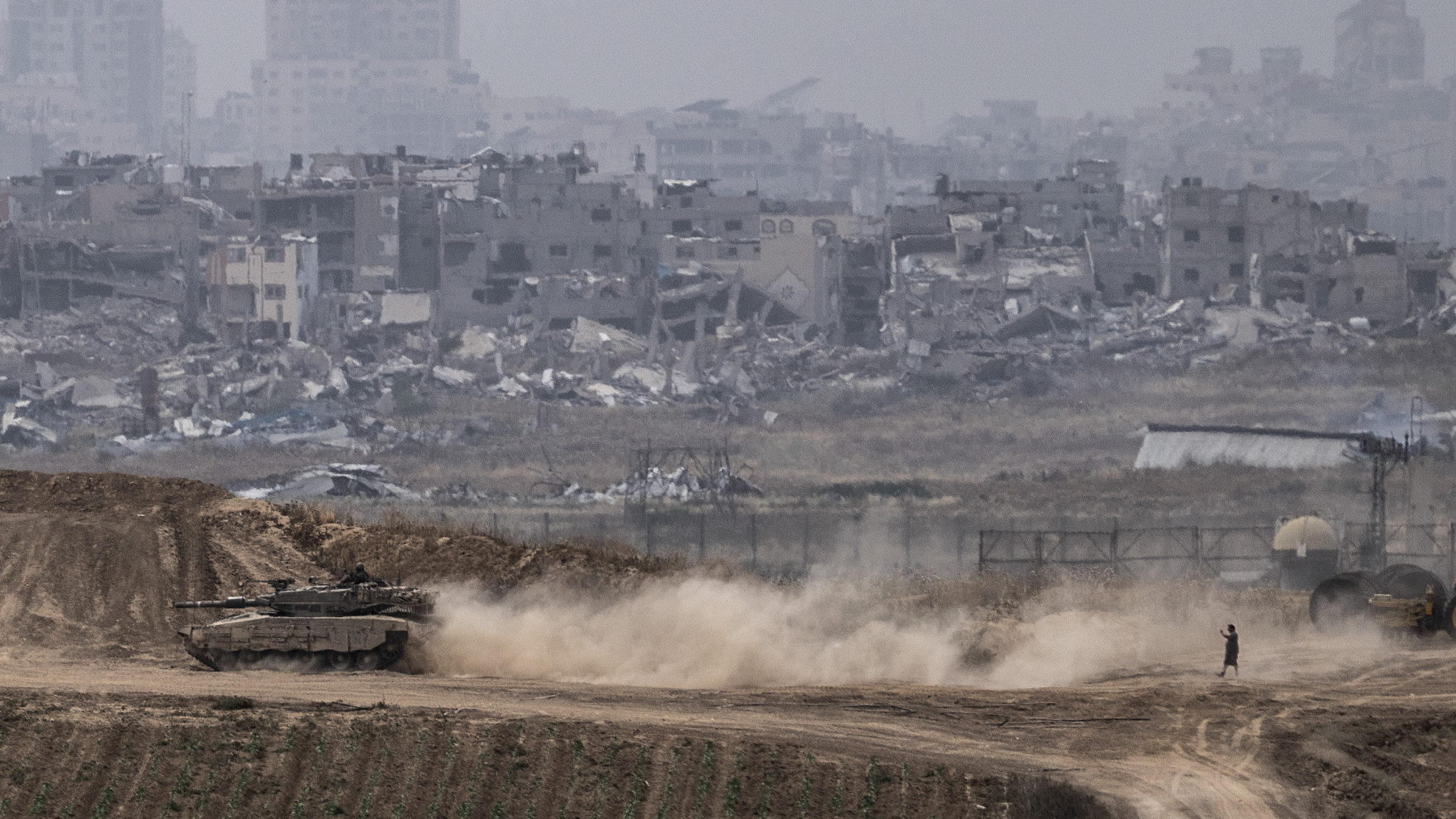 The Israeli army's armored vehicles and tanks move in and out of Gaza, April 25, 2024. /CFP