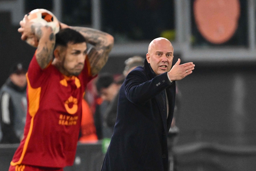 Arne Slot (R), manager of Feyenoord, makes a gesture during the second-leg game of the UEFA Europa League knockout round playoffs against AS Roma at Stadio Olympico in Rome, Italy, February 22, 2024. /CFP 