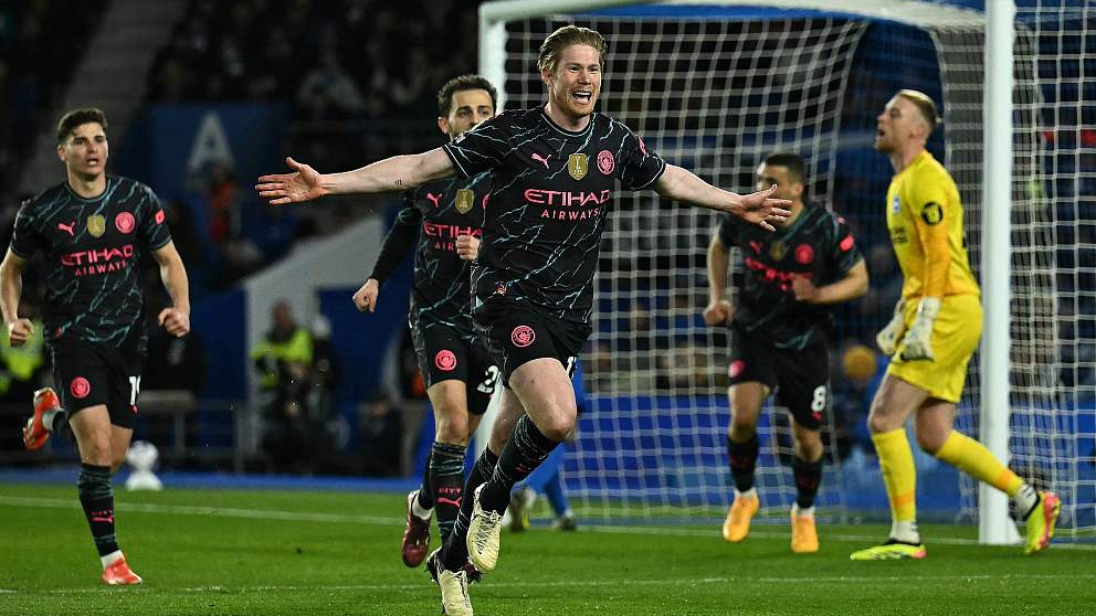 Manchester City's Kevin De Bruyne (C) celebrates scoring the opening goal during their clash with Brighton at the Amex Stadium in Brighton, England, April 25, 2024. /CFP