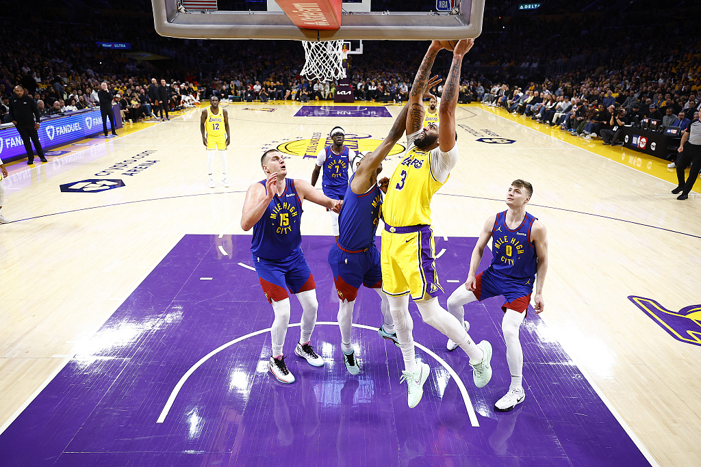 Anthony Davis (#3) of the Los Angeles Lakers drives toward the rim in Game 3 of the NBA Western Conference first-round playoffs against the Denver Nuggets at Crypto.com Arena in Los Angeles, California, April 25, 2024. /CFP