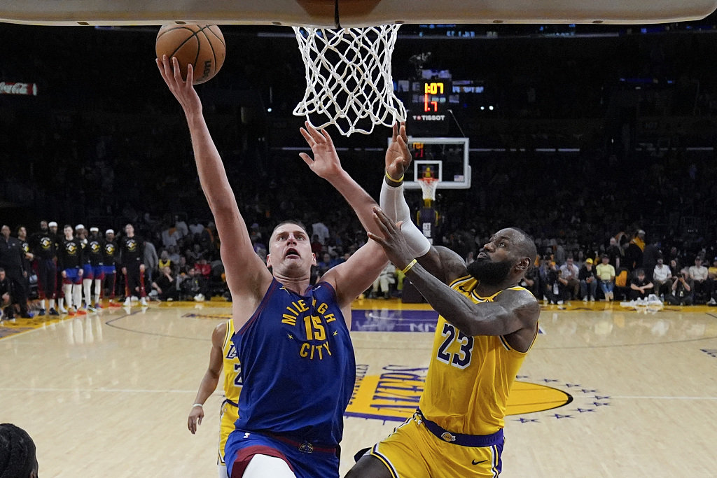 Nikola Jokic (#15) of the Denver Nuggets drives toward the rim in Game 3 of the NBA Western Conference first-round playoffs against the Los Angeles Lakers at Crypto.com Arena in Los Angeles, California, April 25, 2024. /CFP