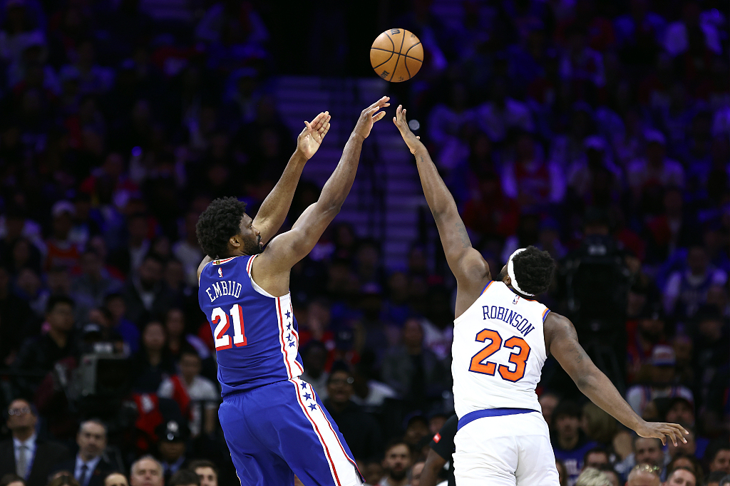 Joel Embiid (#21) of the Philadelphia 76ers shoots in Game 3 of the NBA Eastern Conference first-round playoffs against the New York Knicks at the Wells Fargo Center in Philadelphia, Pennsylvania, April 25, 2024. /CFP