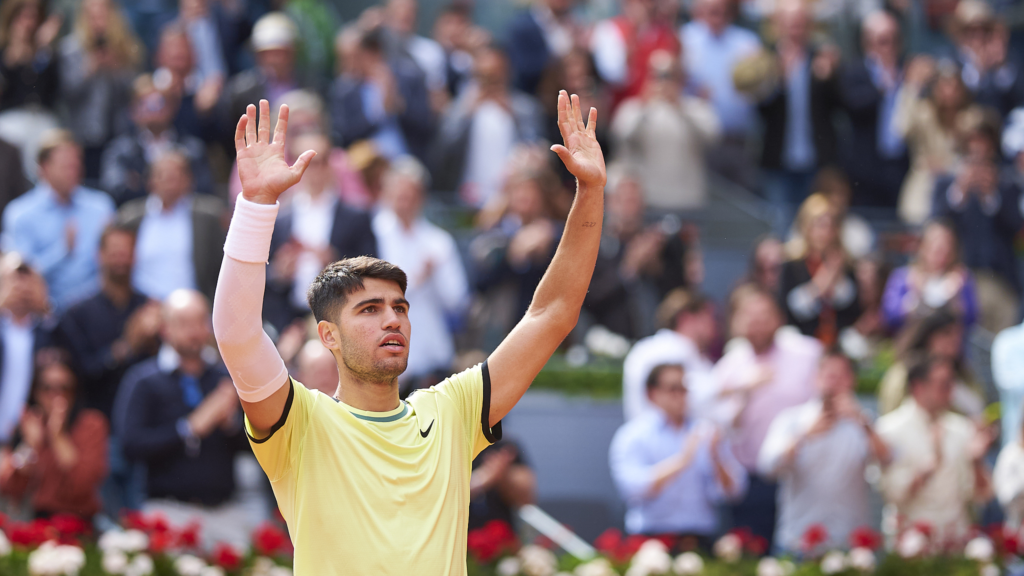 Carlos Alcaraz gestures to spectators after reaching the Madrid Open third round in Madrid, Spain, April 26, 2024. /CFP