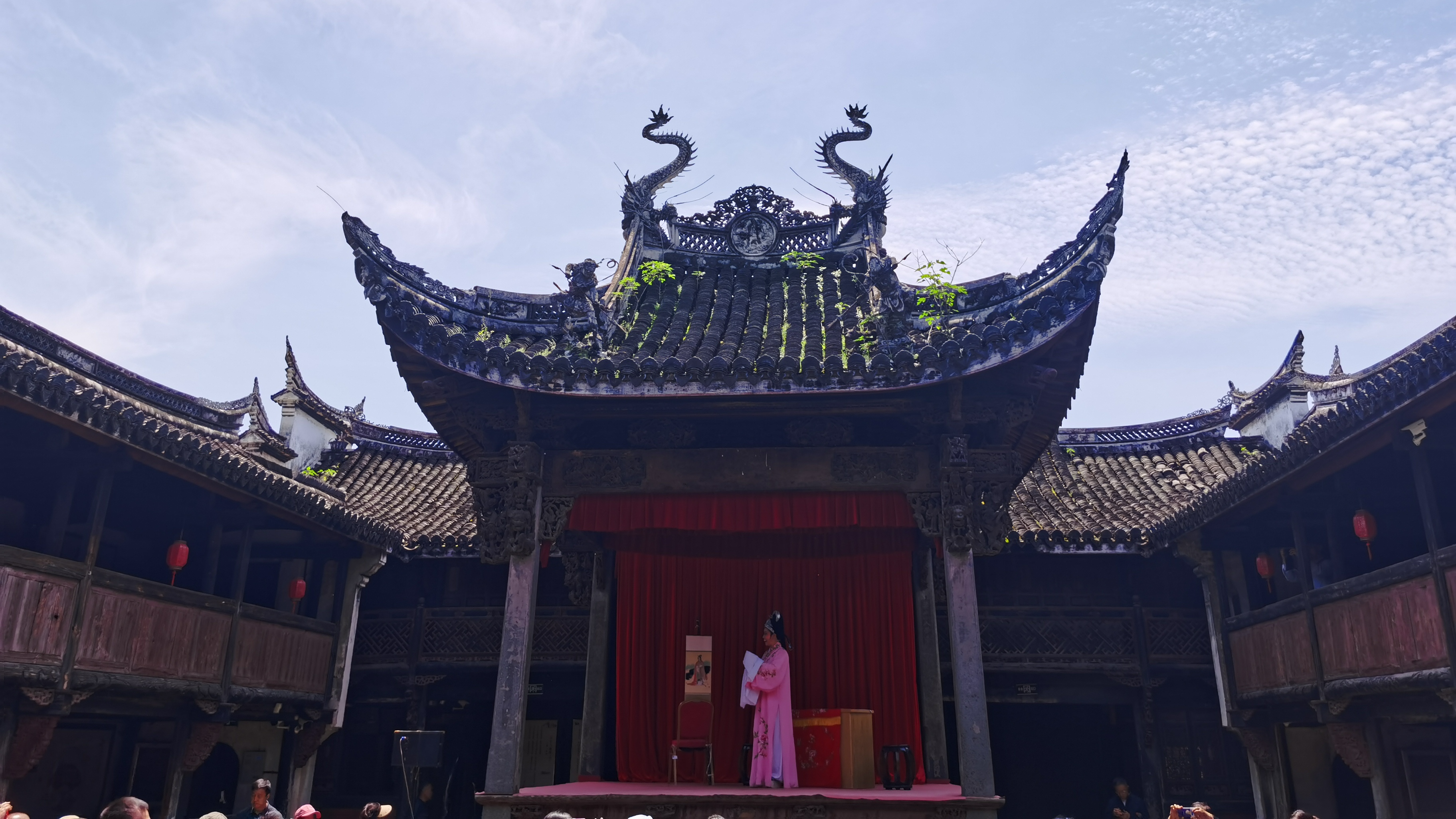 Chongren Town: Both old and young shine on stage when music is on