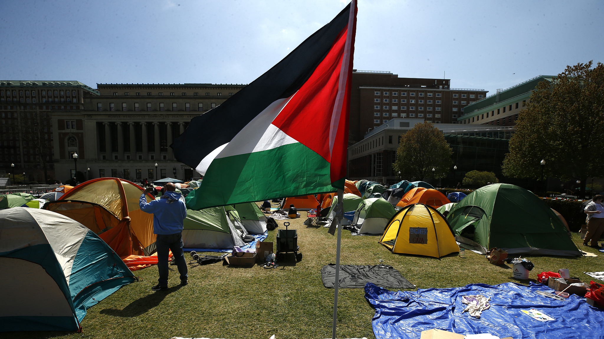 Students occupy the pro-Palestinian encampment at Columbia University in New York City, New York, U.S., April 26, 2024. /CFP