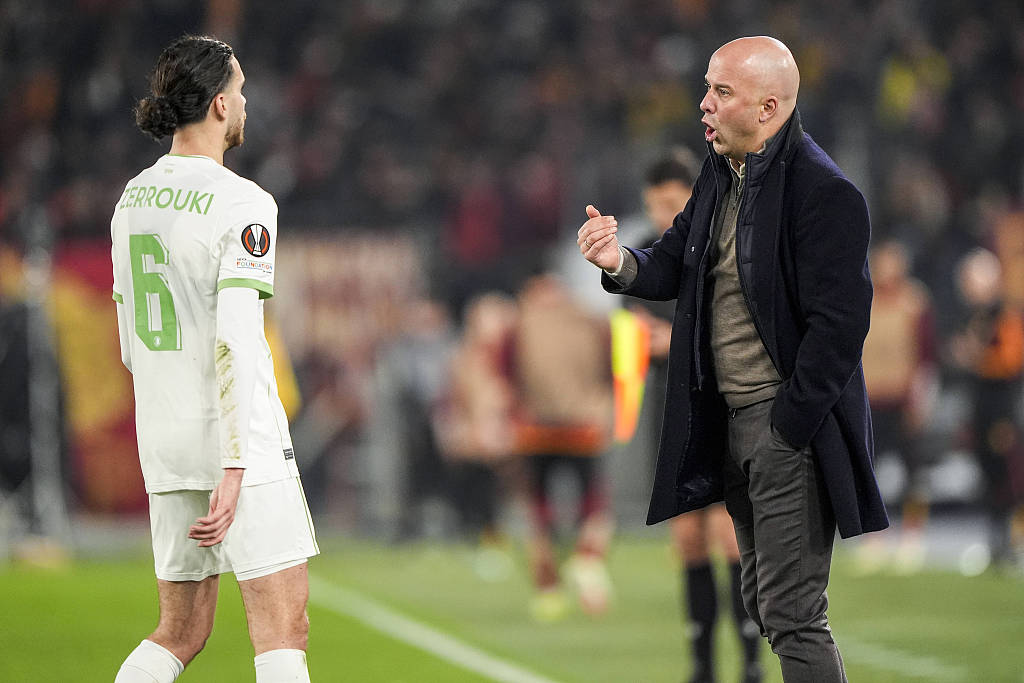 Arne Slot (R), manager of Feyenoord, talks to his player Ramiz Zerrouki during the second-leg game of the UEFA Europa League knockout round playoffs against AS Roma at Stadio Olympico in Rome, Italy, February 22, 2024. /CFP
