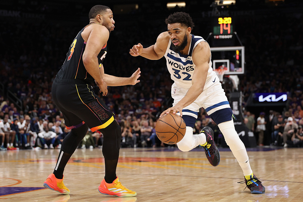 Karl-Anthony Towns (#32) of the Minnesota Timberwolves penetrates in Game 3 of the NBA Western Conference first-round playoffs against the Phoenix Suns at Footprint Center in Phoenix, Arizona, April 26, 2024. /CFP